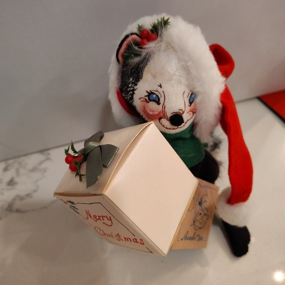 Annalee Skunk  Christmas Santa  With Gift 1992 With Tags Fuzzy Tail Collectible - Picture 3 of 10